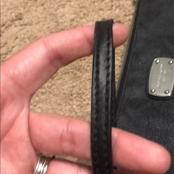 Excellent condition large MK crossbody - Picture 3 of 7